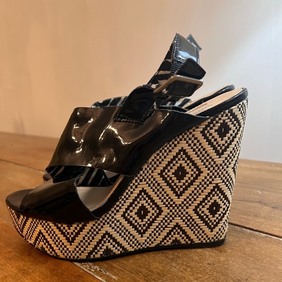 BCBG GENERATION PLATFORM SANDALS BLACK
PATENT OPEN TOE AZTEC WEDGES 9.5 - Picture 4 of 6